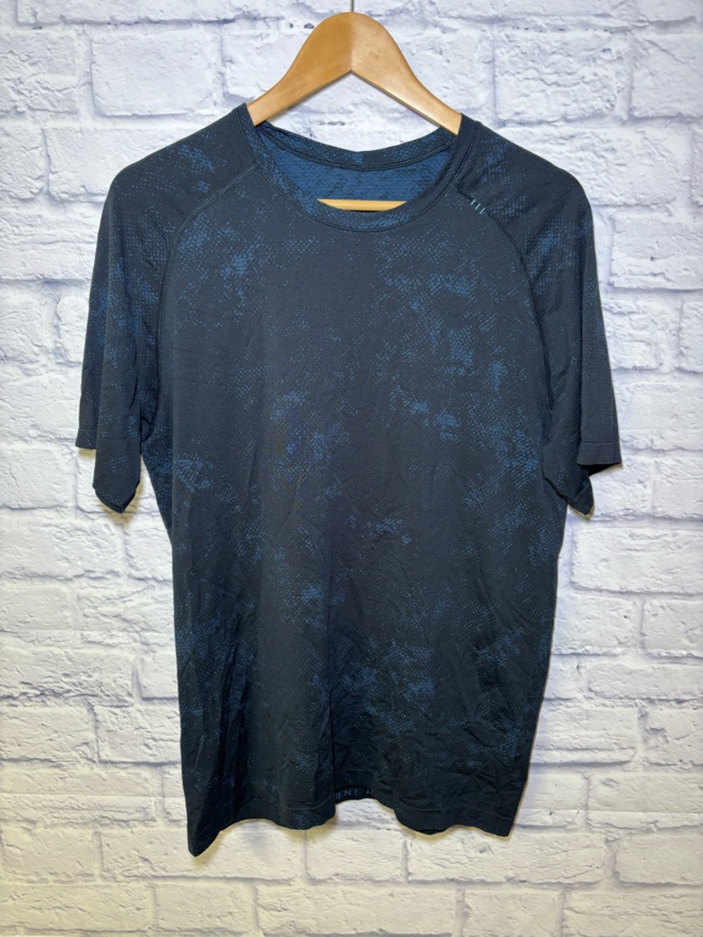Lululemon Mens Medium Metal Vent Breathe Short Sleeve in Asphalt blue camo
